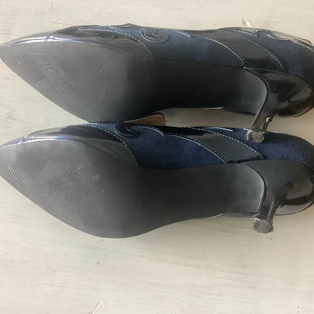 EUC Bellini Bengal Pump, Navy, pointed toe, kitten heel. “Suede” & patten leathe